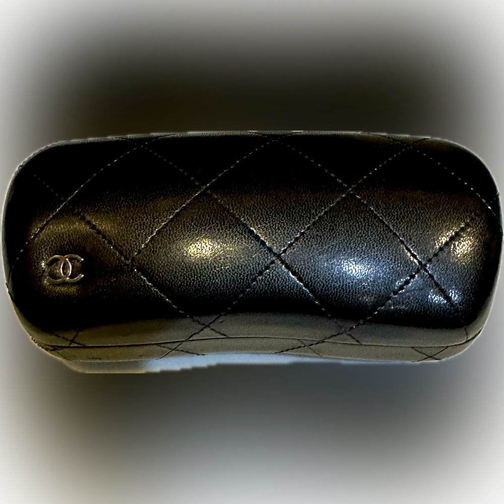 VTG CHANEL QUILTED LEATHER HARD CLAMSHELL SUNGLASSES CASE BLACK LOGO LENS CLOTH